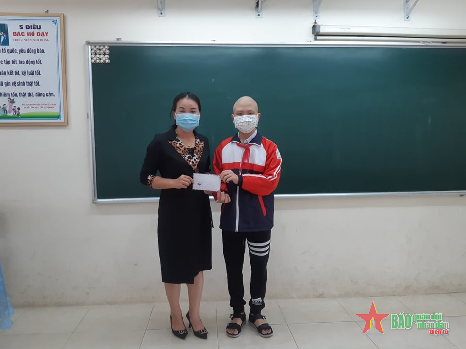 Gần 29 triệu đồng hỗ trợ em Tạ Đức Hùng 